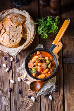 Sosisli ve patatesli fasulye güveci.