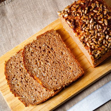 Nemli toptan ekmek, ezilmiş ya da bütün tahıl