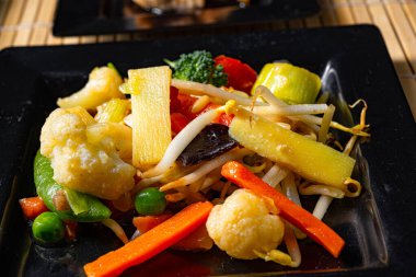 Tavadan kızarmış sebze ve bol yağda kızartılmış et.