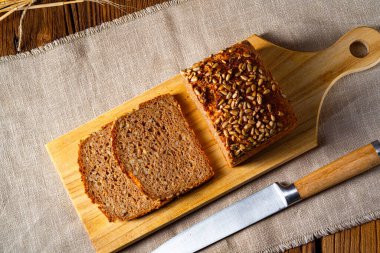 Nemli toptan ekmek, ezilmiş ya da bütün tahıl