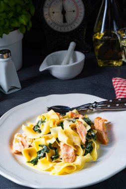 Somonlu Tagliatelle ve krema soslu ıspanak.