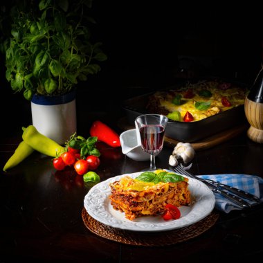 Bolonez ve beşamel soslu lezzetli lazanya.