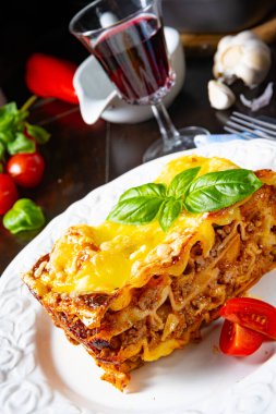 Bolonez ve beşamel soslu lezzetli lazanya.