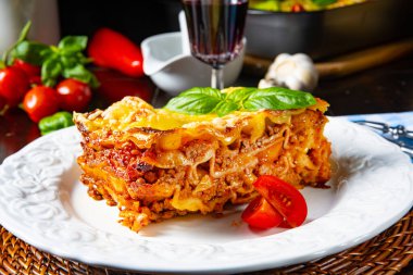 Bolonez ve beşamel soslu lezzetli lazanya.