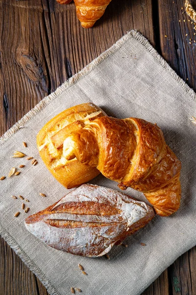 Verse Broodjes Een Cornucopia — Stockfoto