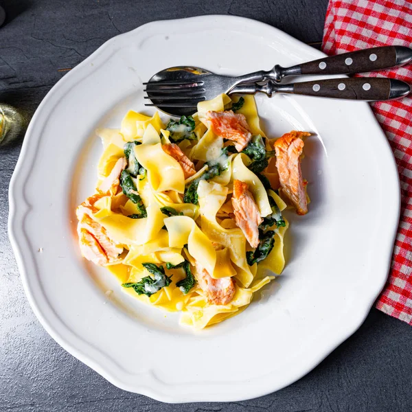 Tagliatelle Con Salmón Espinacas Salsa Crema —  Fotos de Stock