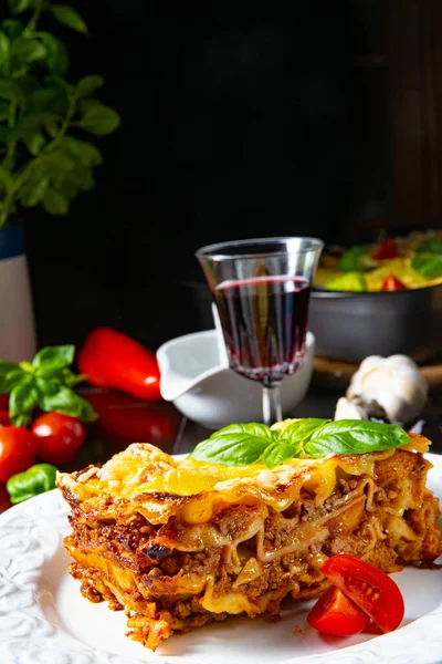 Köstliche Lasagne Mit Bolognese Und Bechamelsauce — Stockfoto