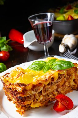 Bolonez ve beşamel soslu lezzetli lazanya.