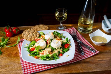 Keçi peyniri ve bal soslu roket salatası.