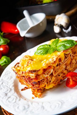 Bolonez ve beşamel soslu lezzetli lazanya.