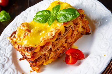 Bolonez ve beşamel soslu lezzetli lazanya.