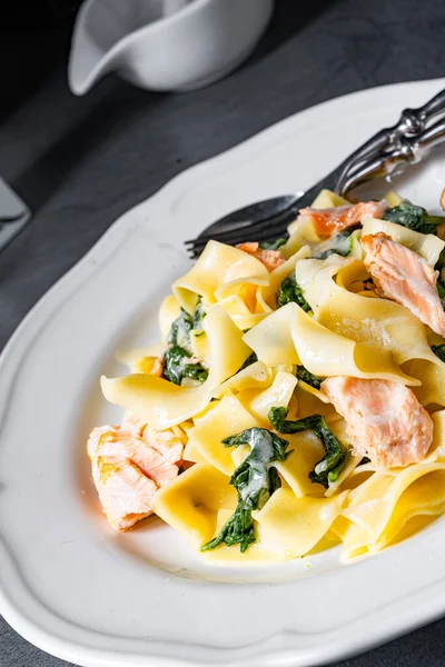 Tagliatelle Salmon Spinach Cream Sauce — Stock Photo, Image