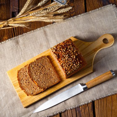 Nemli toptan ekmek, ezilmiş ya da bütün tahıl