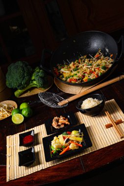 Tavadan kızarmış sebze ve bol yağda kızartılmış et.