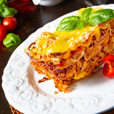 Bolonez ve beşamel soslu lezzetli lazanya.