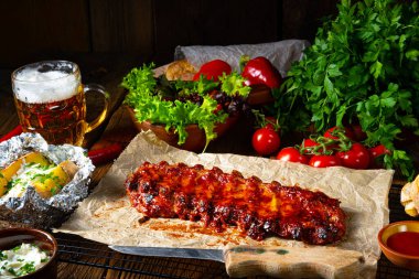 Baharatlı pirzola, fırında patates ve ekşi krema