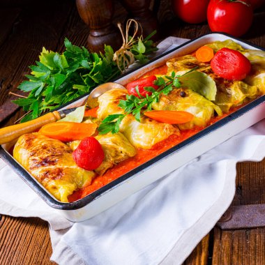 Domates soslu lahana sarmaları.