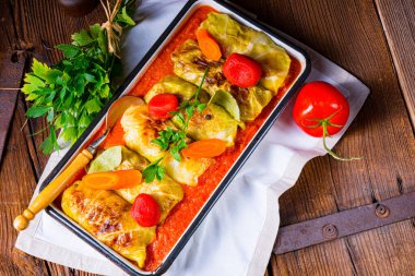 Domates soslu lahana sarmaları.