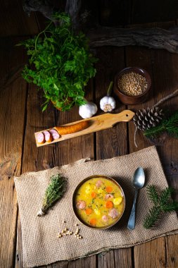 Sosisli ve etli klasik bezelye çorbası.