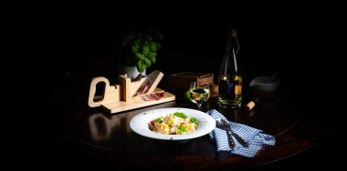 Gorgonzola soslu ve jambonlu Tagliatelle..