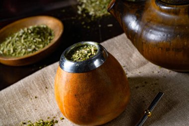 Calabash ve bombilla ile yerba eşini hazırlayın.