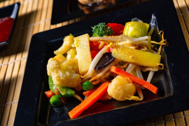 Tavadan kızarmış sebze ve bol yağda kızartılmış et.