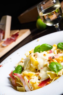 Gorgonzola soslu ve jambonlu Tagliatelle..