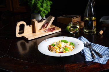 Gorgonzola soslu ve jambonlu Tagliatelle..