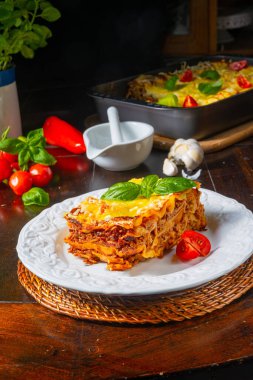 Bolonez ve beşamel soslu lezzetli lazanya.