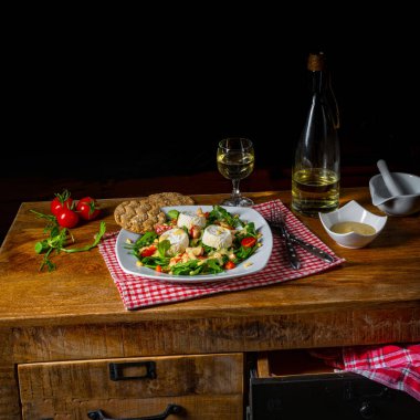 Keçi peyniri ve bal soslu roket salatası.