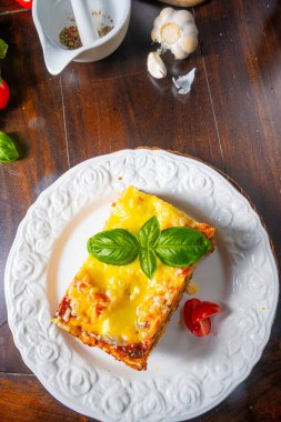 Bolonez ve beşamel soslu lezzetli lazanya.