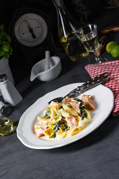 Tagliatelle Con Salmone Spinaci Salsa Panna — Foto Stock