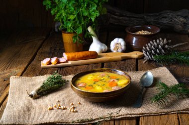 Sosisli ve etli klasik bezelye çorbası.