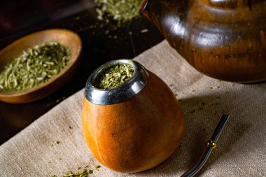 Calabash ve bombilla ile yerba eşini hazırlayın.