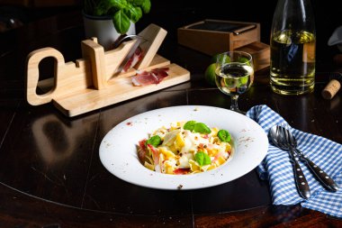 Gorgonzola soslu ve jambonlu Tagliatelle..