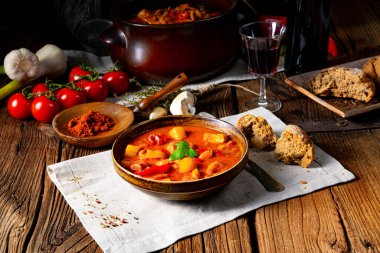 Kırmızı biberli rustik Macar gulaş çorbası.