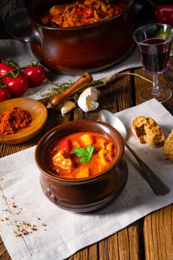 Kazanda ya da demlikte Macar gulaş çorbası