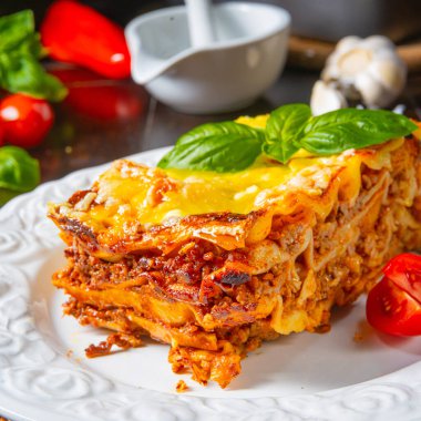Bolonez ve beşamel soslu lezzetli lazanya.