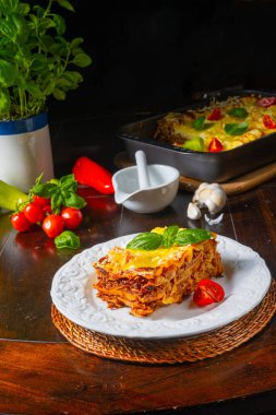 Bolonez ve beşamel soslu lezzetli lazanya.