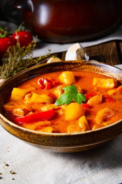 Kırmızı biberli rustik Macar gulaş çorbası.