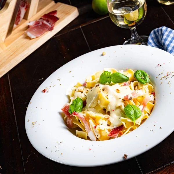 Tagliatelle Met Gorgonzola Masarpone Saus Ham — Stockfoto