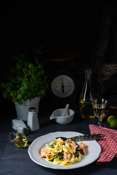 Tagliatelle Met Zalm Spinazie Een Roomsaus — Stockfoto