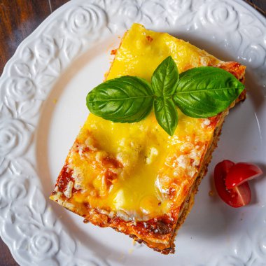 Bolonez ve beşamel soslu lezzetli lazanya.