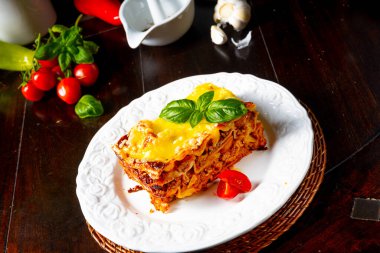 Bolonez ve beşamel soslu lezzetli lazanya.