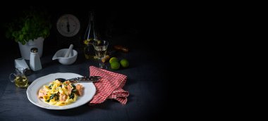 Somonlu Tagliatelle ve krema soslu ıspanak.