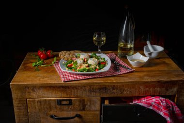 Keçi peyniri ve bal soslu roket salatası.