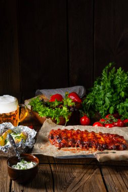 Baharatlı pirzola, fırında patates ve ekşi krema