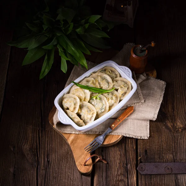 Pierogo Com Recheio Alho Queijo Selvagem — Fotografia de Stock