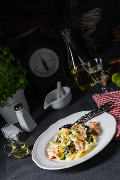 Tagliatelle Met Zalm Spinazie Een Roomsaus — Stockfoto