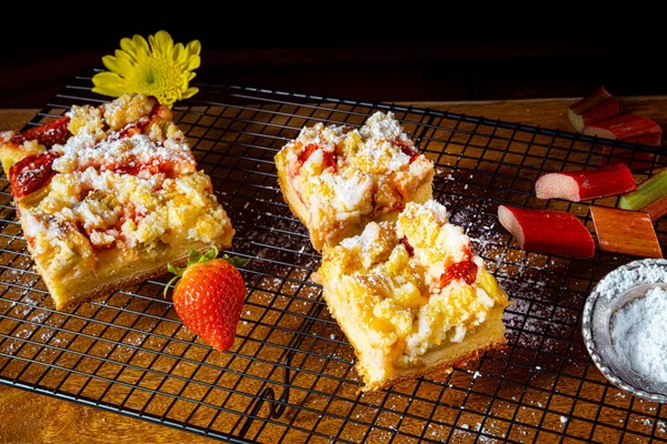 Aardbei Rabarber Cake Met Hagelslag — Stockfoto